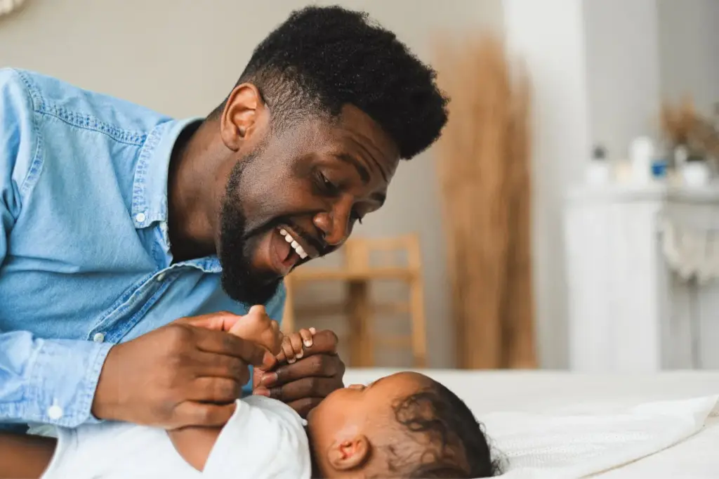Unfruchtbarkeit beim Mann: Die häufigsten Gründe 2 Glücklicher Vater mit Baby als Symbol für erfüllten Kinderwunsch und Familiengründung